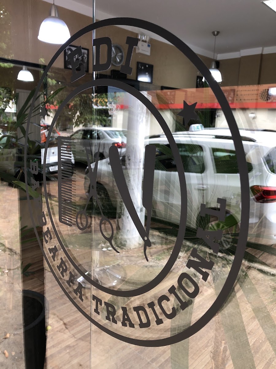 Vitrine da barbearia com o emblema Edi Barbearia Tradicional