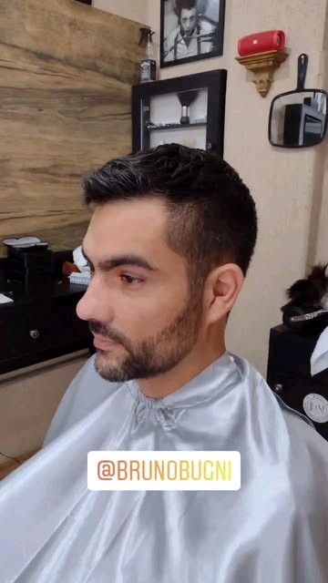 Cliente de perfil com corte degradê recém-finalizado